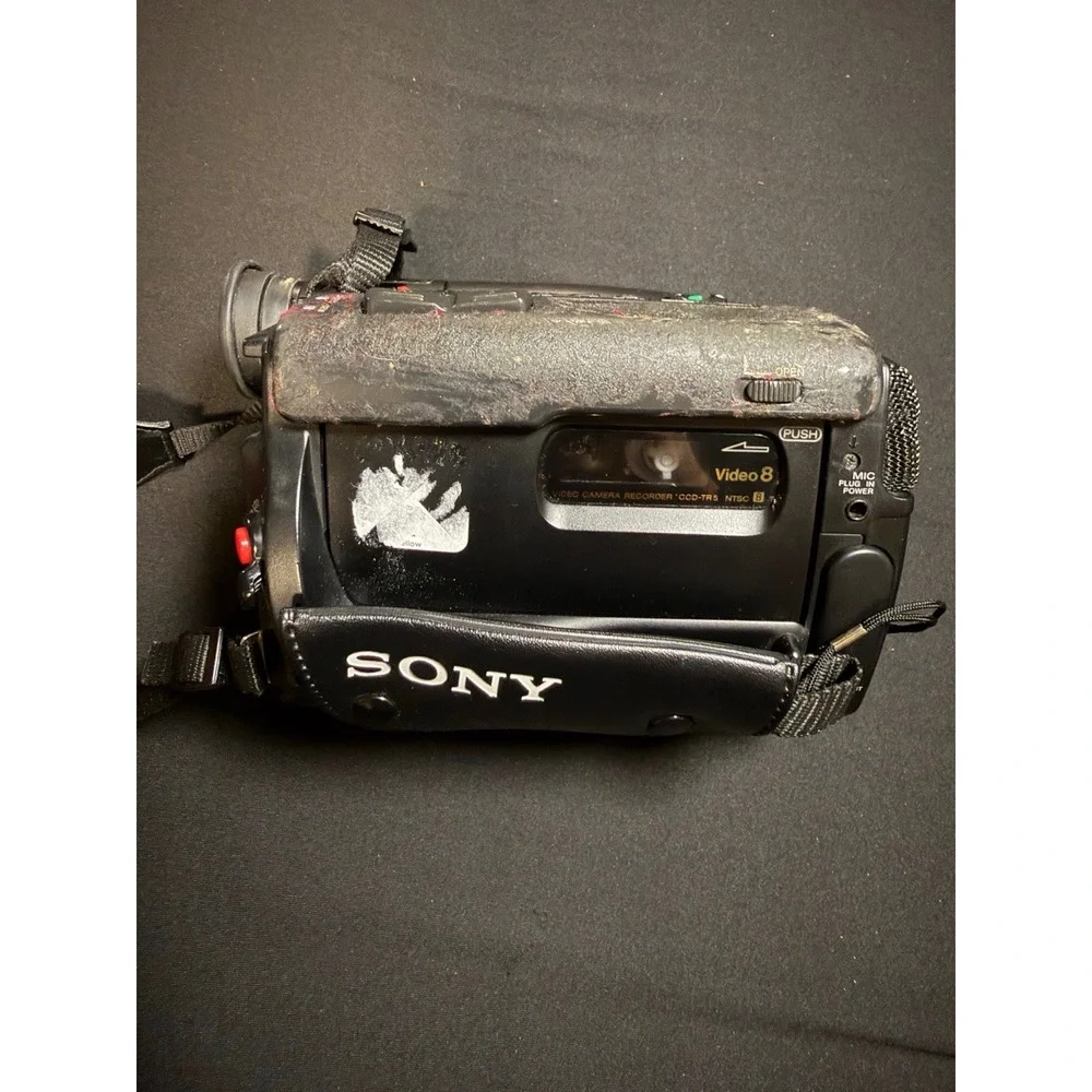Sony CCD-TR5 Video8 Handycam Camcorder Bundle Powers On w/ Charger Batteries Cas